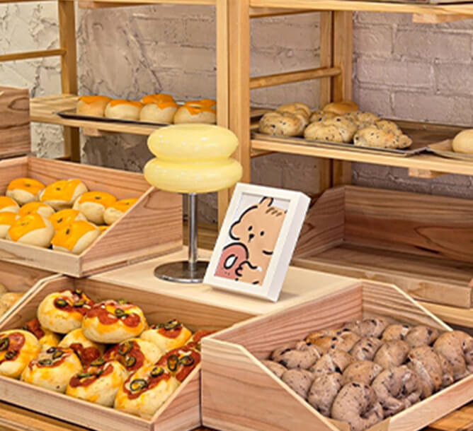 ベーグルが陳列された店内の様子