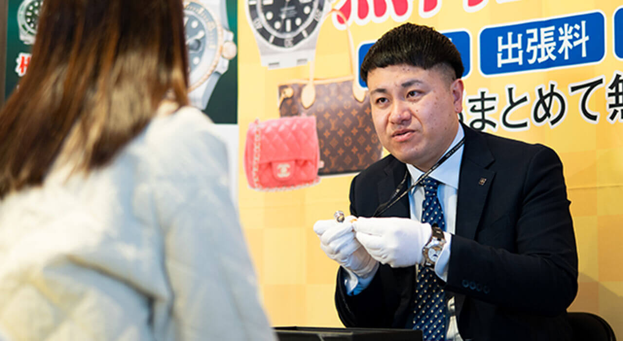 スタッフが鑑定をしながらお客様と会話している様子