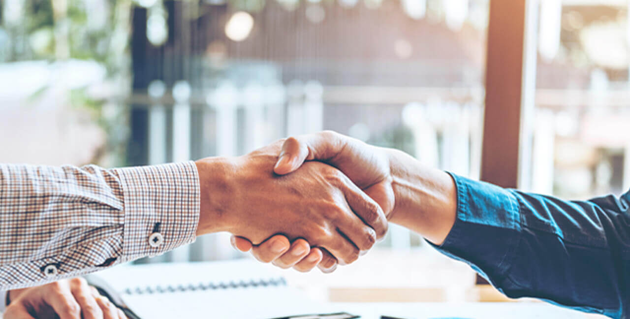 握手している手元