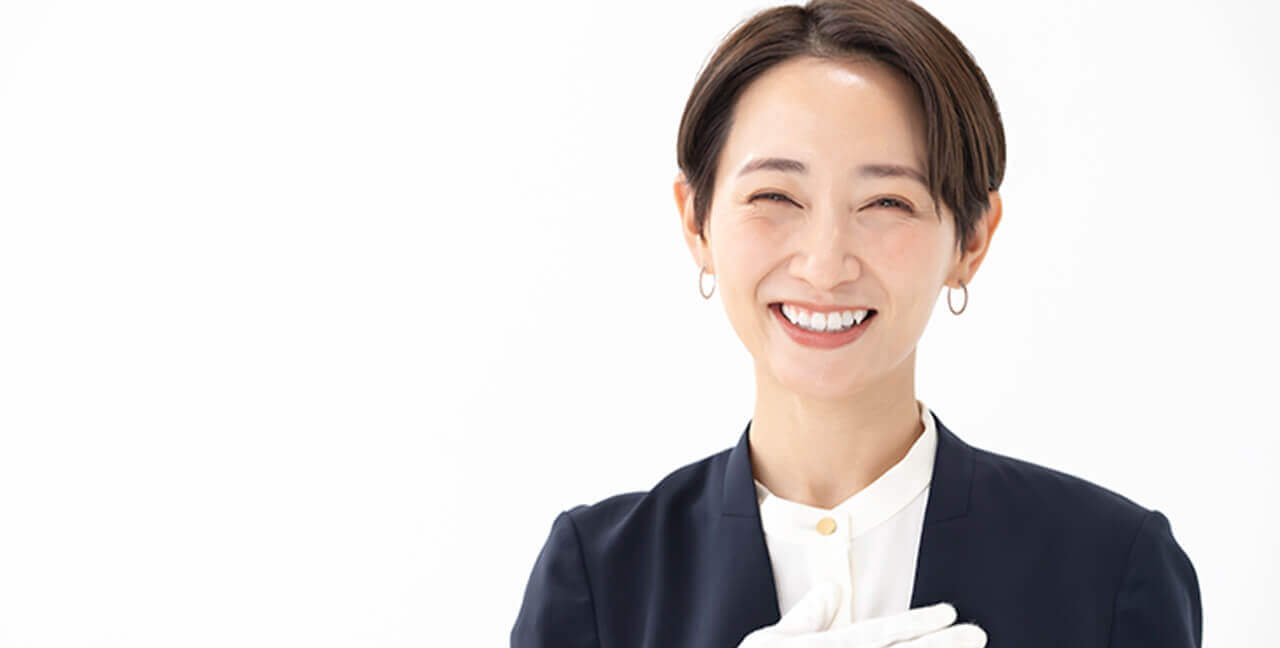 笑顔を見せる女性スタッフ