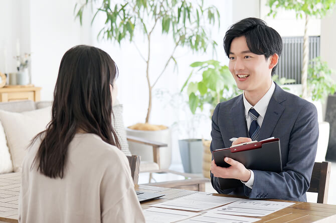 スタッフがお客様と会話している様子