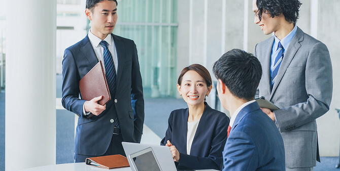 4名の社員が会話をする様子