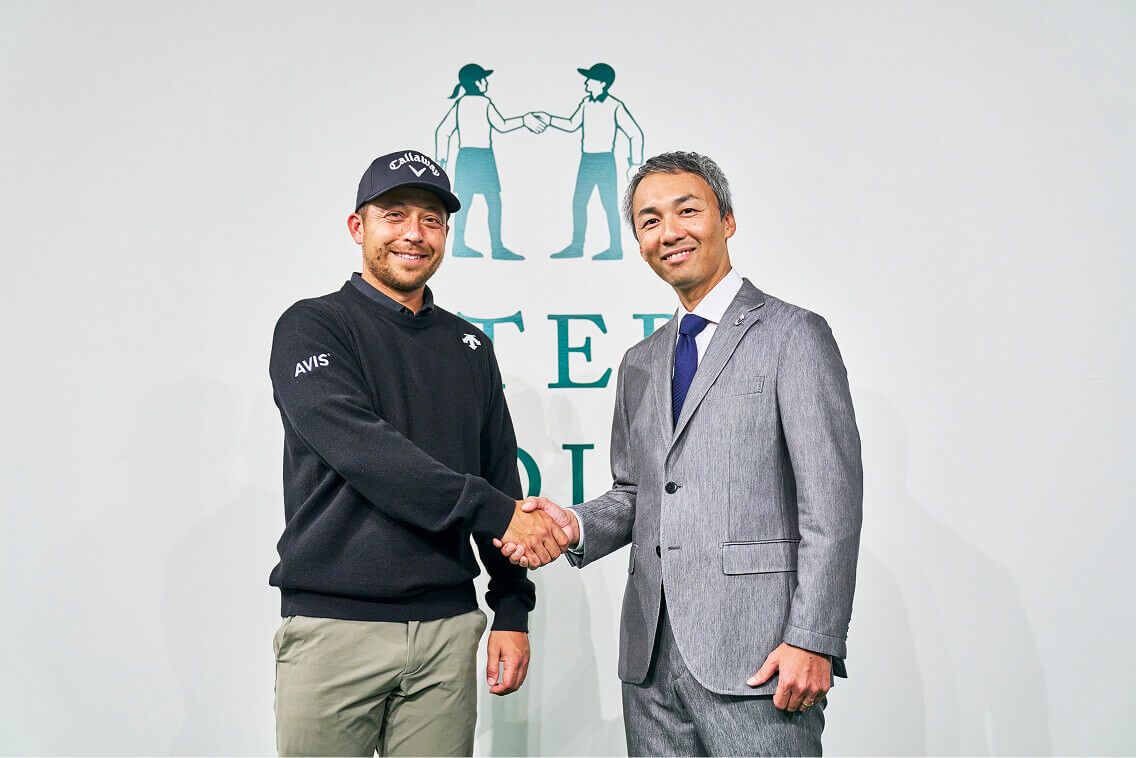 ザンダー・シャウフェレ選手と握手をする代表取締役 CEO 榎本氏